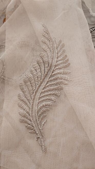 yuxuda ağ pərdə görmək: Ağ rəngli, zərif güllü naxışlarla bəzədilmiş tül pərdə. Yüngül və — 6