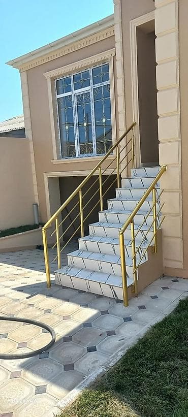 Pilləkən məhəccərləri: Qızılı rəngdə metal məhəccər və pilləkən tutacaqları - Material — 1