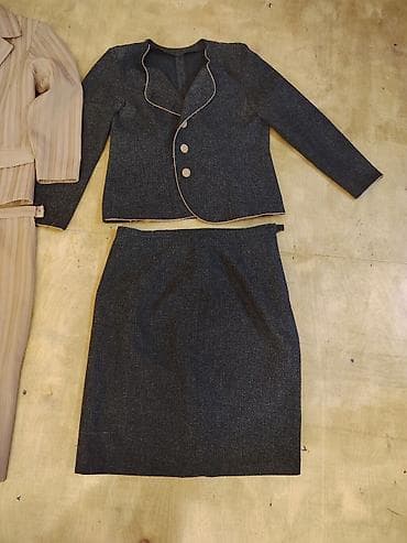 dest geyimlər: İki ədəd qadın kostyum dəsti 1) Bej zolaqlı dəst - 2 hissə: jaket və — 2