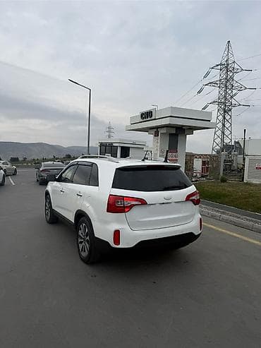 kia fara: Ağ rəngli şəhər-krossover/SUV Xarici: - Ağ kuzov, qara elementlərlə — 3