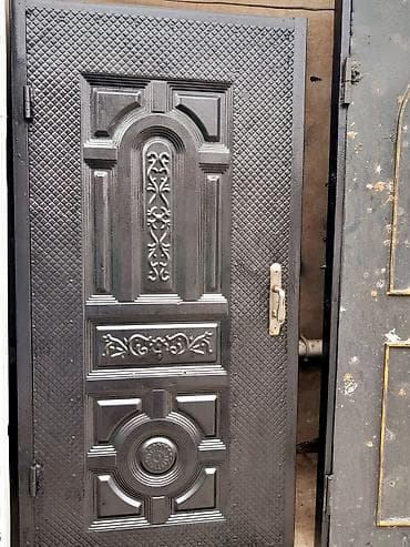 Seyf qapı satılır. - Ölçü: 1×2 m - Material: metal seyf tipli qapı