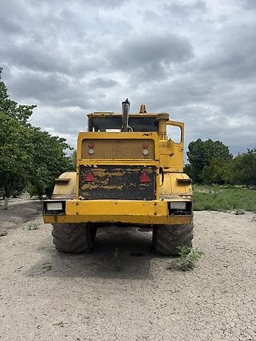 K-700 “Kirovets” ağır sinif təkərli traktor - Güclü V12 dizel