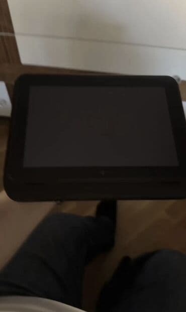 Planşet (qara rəngdə) - Ekran: təxminən 9.7–10.2 düym toxunmatik