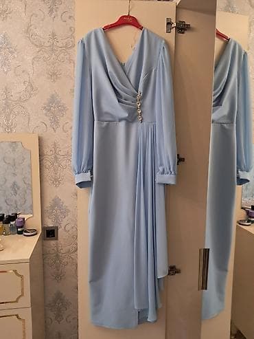 Zərif açıq mavi rəngdə uzun don. Yumşaq axıcı parça, V-yoqa büzməli — 1