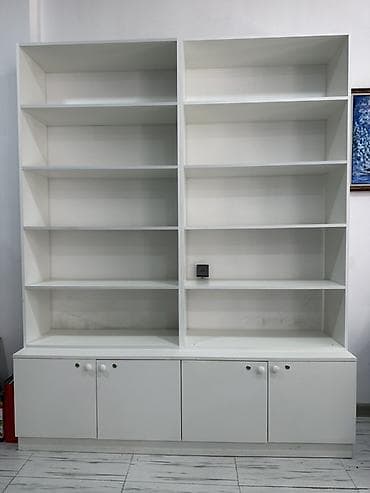Ağ rəngli iki bölməli kitablıq/dolap sistemi - Dizayn: Minimalist, ağ