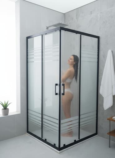 Şüşə duş kabinası, hamam otaqları üçün nəzərdə tutulmuşdur. Şəffaf və