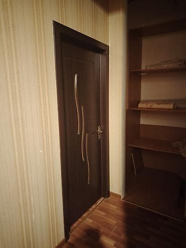 demir seyf qapilar: MDF interyer qapıları – qəhvəyi rəng, minimalistik dalğavari dekor — 1