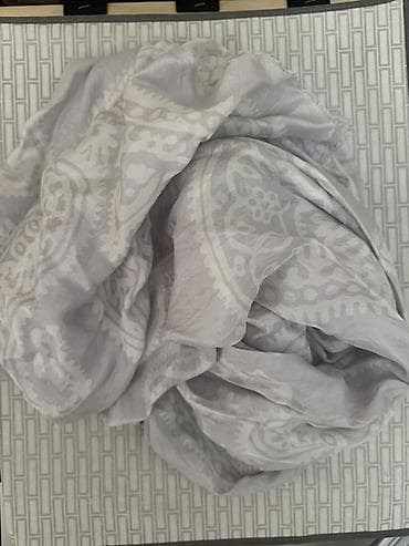 Qadın geyimləri: Kəlağayı. Açıq boz və ağ rəngli ipək kəlağayı. Çox az istifadə olunub — 1