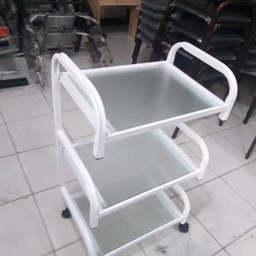 ofis əşyaları: Üç rəfi olan təkərli, metal konstruksiyalı mobil rəf. Bu rəf salonda — 7