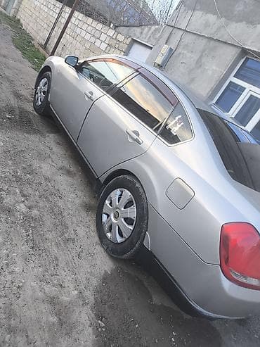 cd disklər: Nissan Teana – gümüşü sedan Xüsusiyyətlər: - Korpus: 4 qapılı sedan — 3