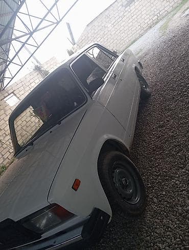 Lada Riva (VAZ 2107) sedan - Kuzov: ağ rəng, klassik “yeddi” dizaynı