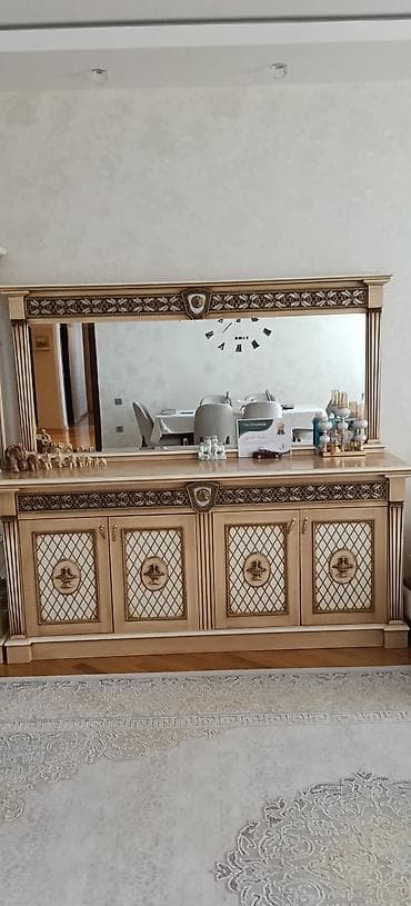 Klassik üslubda iri güzgülü bufet-konsol dəsti. - Material: ağac