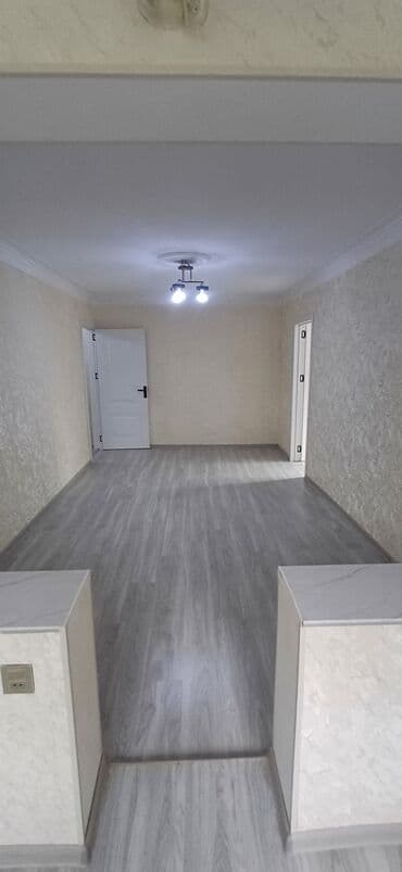 binə mərkəzdə evlər: Mənzilin təsviri - Plan: geniş zal, ayrıca yataq otağı, dəhliz və — 2