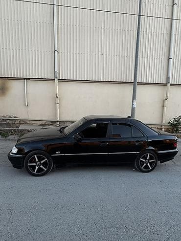 mercedes ce 220: Mercedes-Benz C‑Class (W202) sedan – qara rəng. Xüsusiyyətlər: - — 7