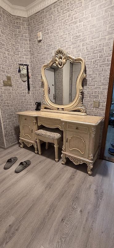 reception masa: Klassik üslubda yemək otağı mebel dəsti Tərkib: - 1 ədəd böyük vitrin — 6