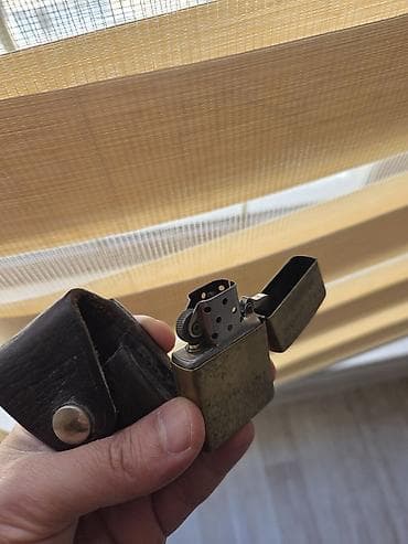 klassik saat: Məhsul: Zippo benzinli alışqan + dəri kəmər futlyarı Xüsusiyyətlər: - — 2