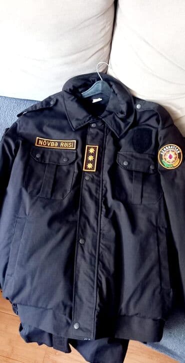 cüzdanlar: Növbə rəisinin nişanları və Azərbaycan gerbi ilə qara rəngli kişi — 1