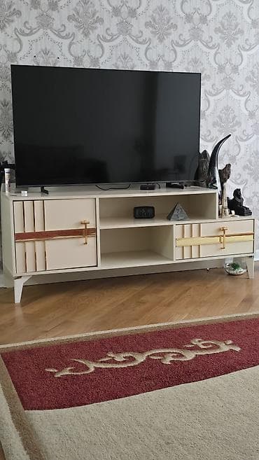 Düz TV altlığı, Polkalı, Laminat