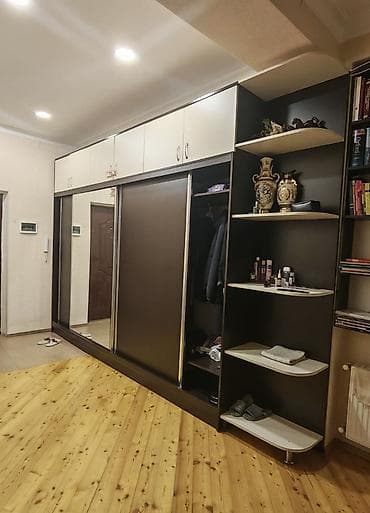 Ev üçün mebel: * 3 sürgülü qapı (1-i tam boy güzgülü) * Geniş asılqan hissəsi və — 1