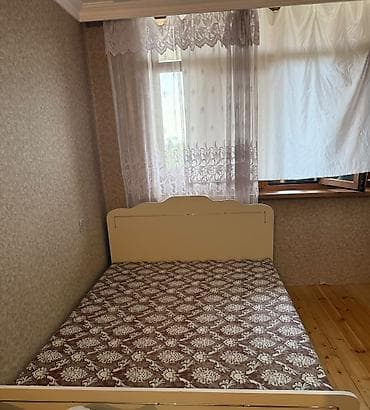 mini drel: Ağ rəngdə taxta çarpayı – lakonik dizayn, yumru uclu başlıq və — 1