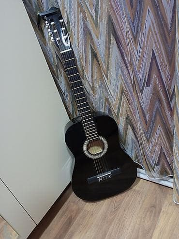 духовой деревянный инструмент: Гитара чёрная. в хорошем состоянии. с ним идёт вместе черный чехол и — 1