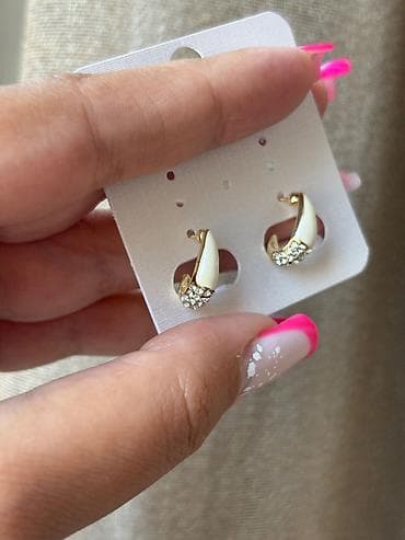 devit 3: Sırğalar tək qiymət -3,50azn Təsvir: - Rənglər: rose gold,qızıl,gümüş — 3