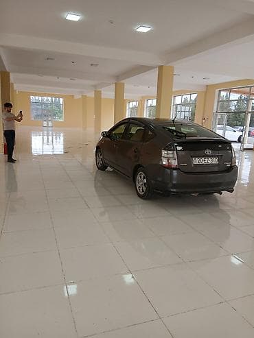 Toyota Prius – hibrid hetçbek - Rəng: tünd boz (metallik) - Kuzov: 5