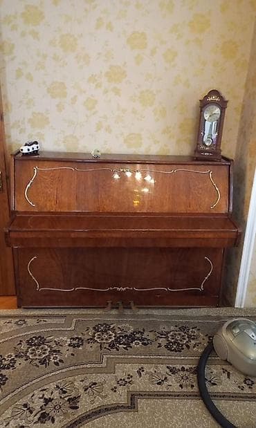 pianino belarus: Belarus - Korpus: parlaq cilalanmış tünd qəhvəyi ağac finişi, ön — 1