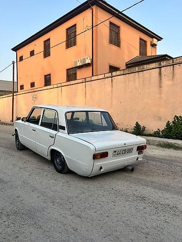 avto market: VAZ 2101, ağ rəng, sedan kuzov. Xüsusiyyətlər: - Klassik dizayn, 4 — 7