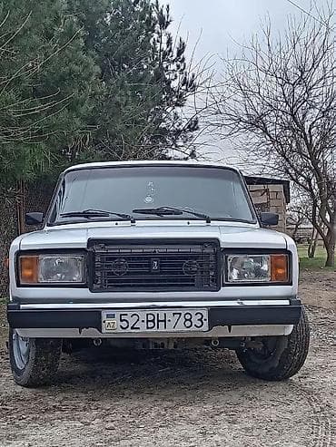 VAZ 2107, ağ rəng, ön görünüşlü klassik sedan. Texniki və dizayn
