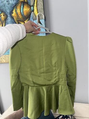 geyim desti: Yaşıl rəngdə iki hissəli qadın dəsti: - Üst: Dərin V-kəsimli, qolları — 2