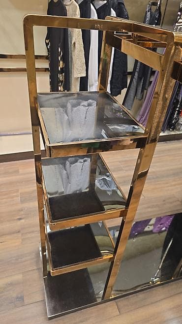 Полочные витрины: Butik üçün tam vitrin və mebel sistemi Tərkib: - Qızılı metal — 2