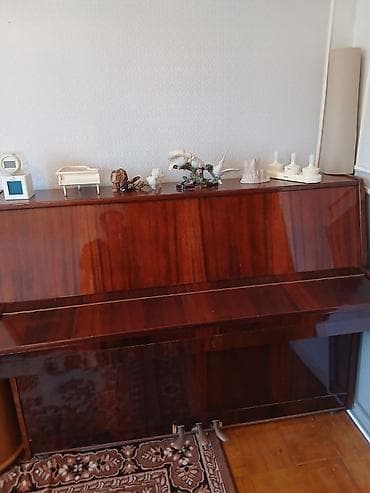 Upright piano – “Акорд” markalı (korpus üzərində loqo görünür) — 1
