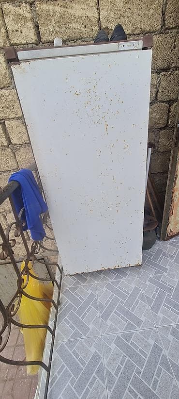 Aşağıdan açılan qapılı, kompakt ölçülü bir qapılı soyuducu. Sadə ağ