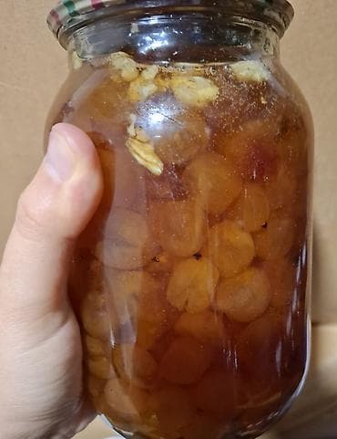 Ağ gilas mürəbbəsi. Ətraflı məlumat üçün Instagram hesabına yazın