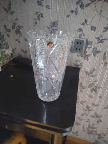 Güzgülər: Xrustal vaza istifade olunmayib servantda olub Hemise — 1