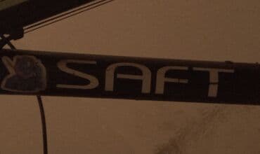 SAFT markalı velosiped çərçivəsi - Rəng: qara (üzərində ağ “SAFT”