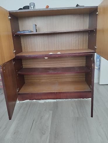 led blok: Klassik üslubda, ağac teksturalı dörd qapılı asma/üst dolab bölməsi — 5