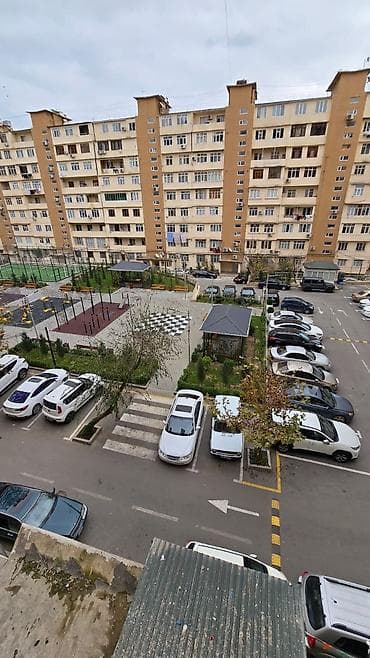 Satilan mənzil Bakı şəhərində yerləşir və yaşayış binasının orta blok