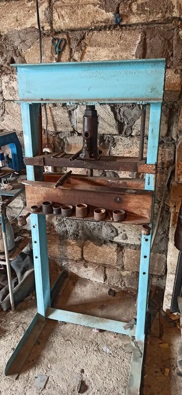 Hidravlik pres – stasionar, çərçivəli konstruktor. Xüsusiyyətlər: -