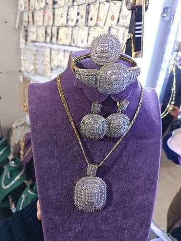 sebeke qizil sirqalar: Zərgərlik dəstləri – zövqlü aksesuar seçimi 1) Yaşıl daşlı çiçək — 2