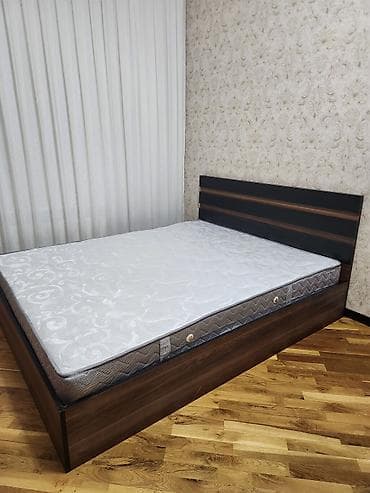 islenmis matras: İki nəfərlik taxta çarpayı və döşək dəsti - Ölçü: təxminən 160x200 sm — 2