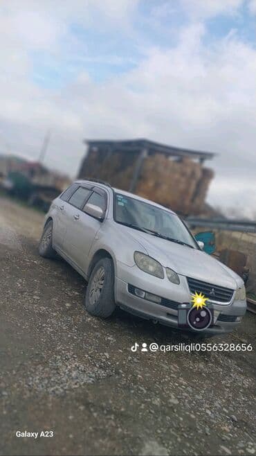 masin elani: Gümüşü rəngli Mitsubishi Airtrek markalı avtomobil. Bu model rahat və — 1