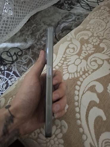 telefonlar 32 s: Smartfon – Android Xüsusiyyətlər: - Ekran: tam ekran, ön kameranın — 6