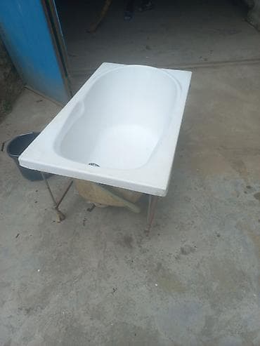 Akril vanna – düzbucaqlı forma, oval daxili kasa. - Material: akril