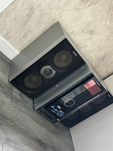 bose ses sistemi: Sony mini Hi-Fi sistemidir (DVD, USB və iki böyük kolonka ilə). Pultu — 2
