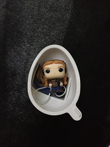 Funko üslubunda mini vinil fiqur – başı böyük, qutçıq formalı dizayn