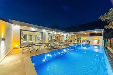 дом с бассейном: 200 м², 2 комнаты, С бассейном — 1