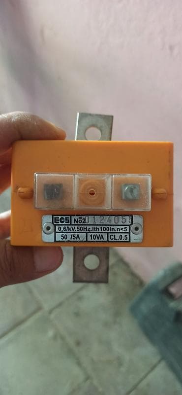 ECS markalı cərəyan transformatoru (CT) - Model məlumatları lövhədə — 2