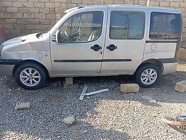 Fiat Doblo miniven Xüsusiyyətlər: - Gümüş rəngli kuzov, 5 qapı (yan